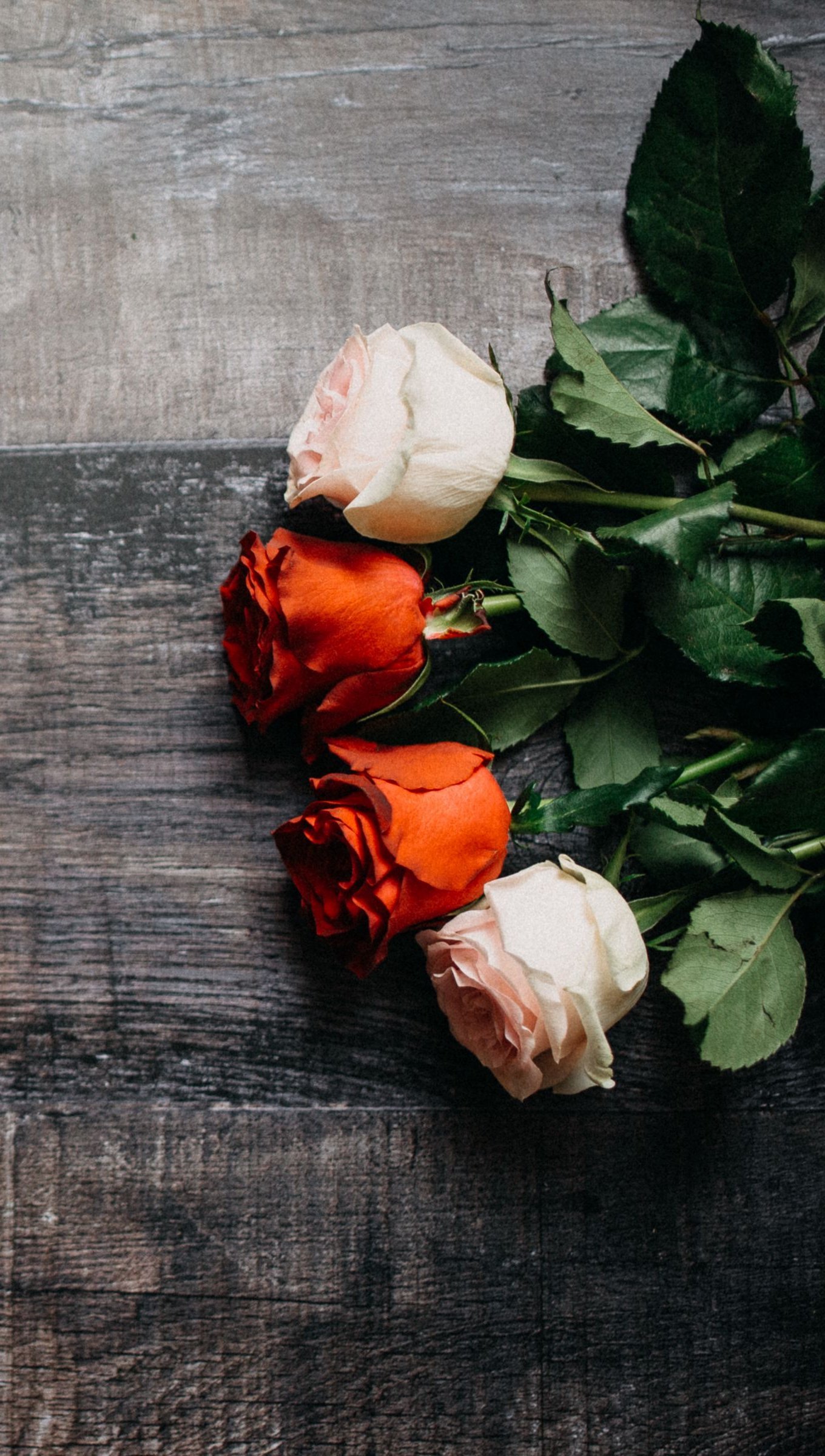 Ramo de rosas sobre mesa de madera