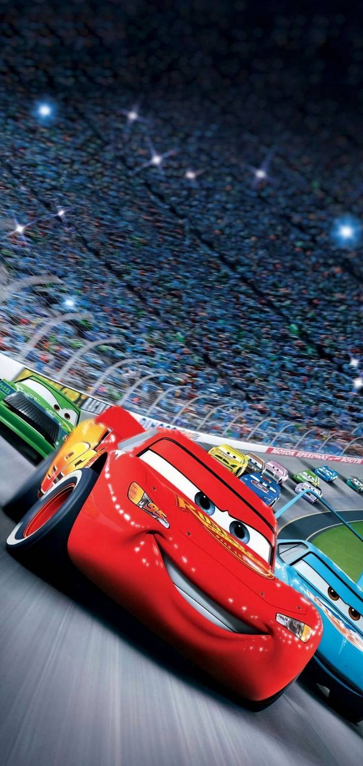 Rayo McQueen compitiendo en la pista de carreras