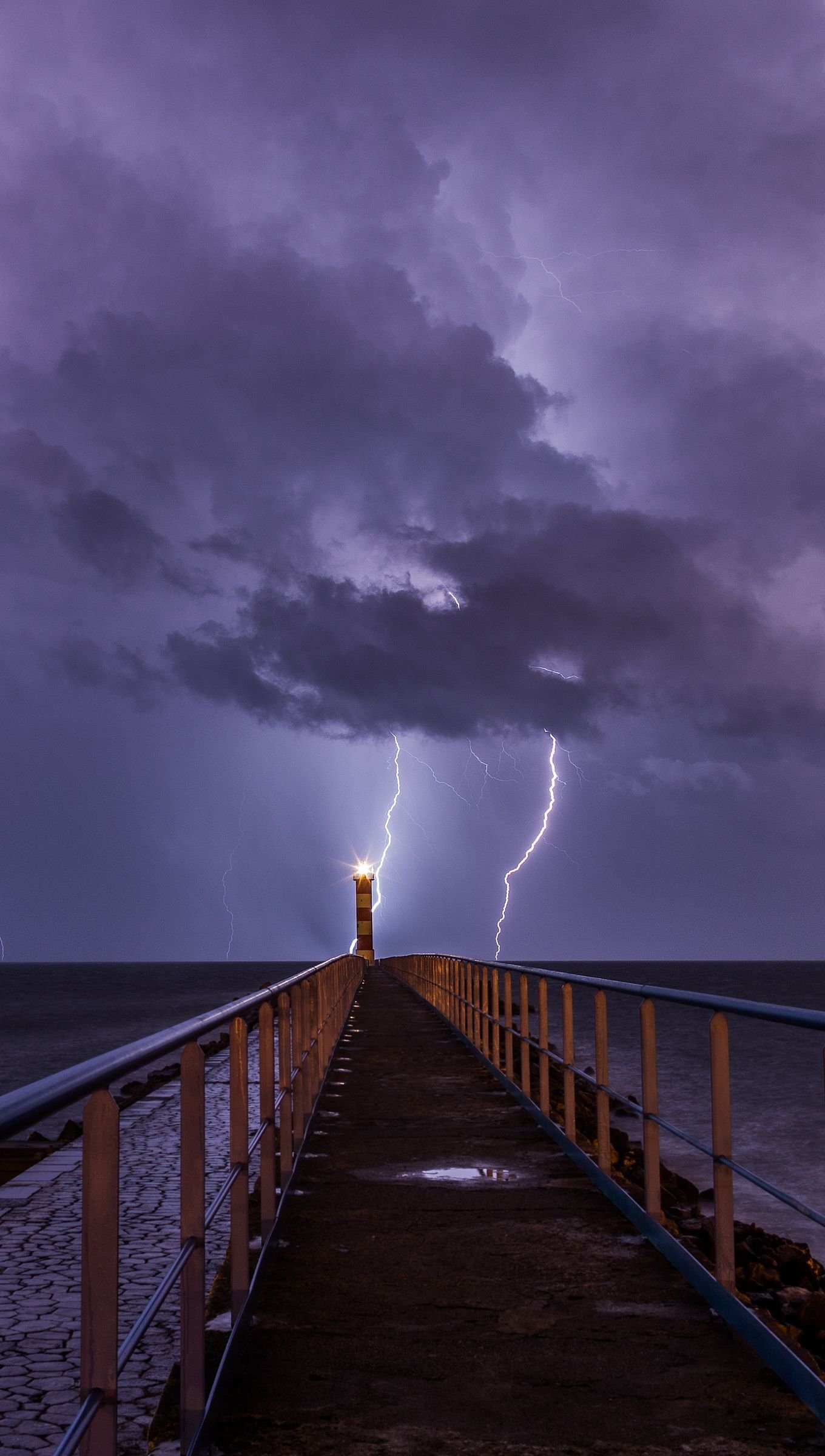 Rayos desde muelle y faro