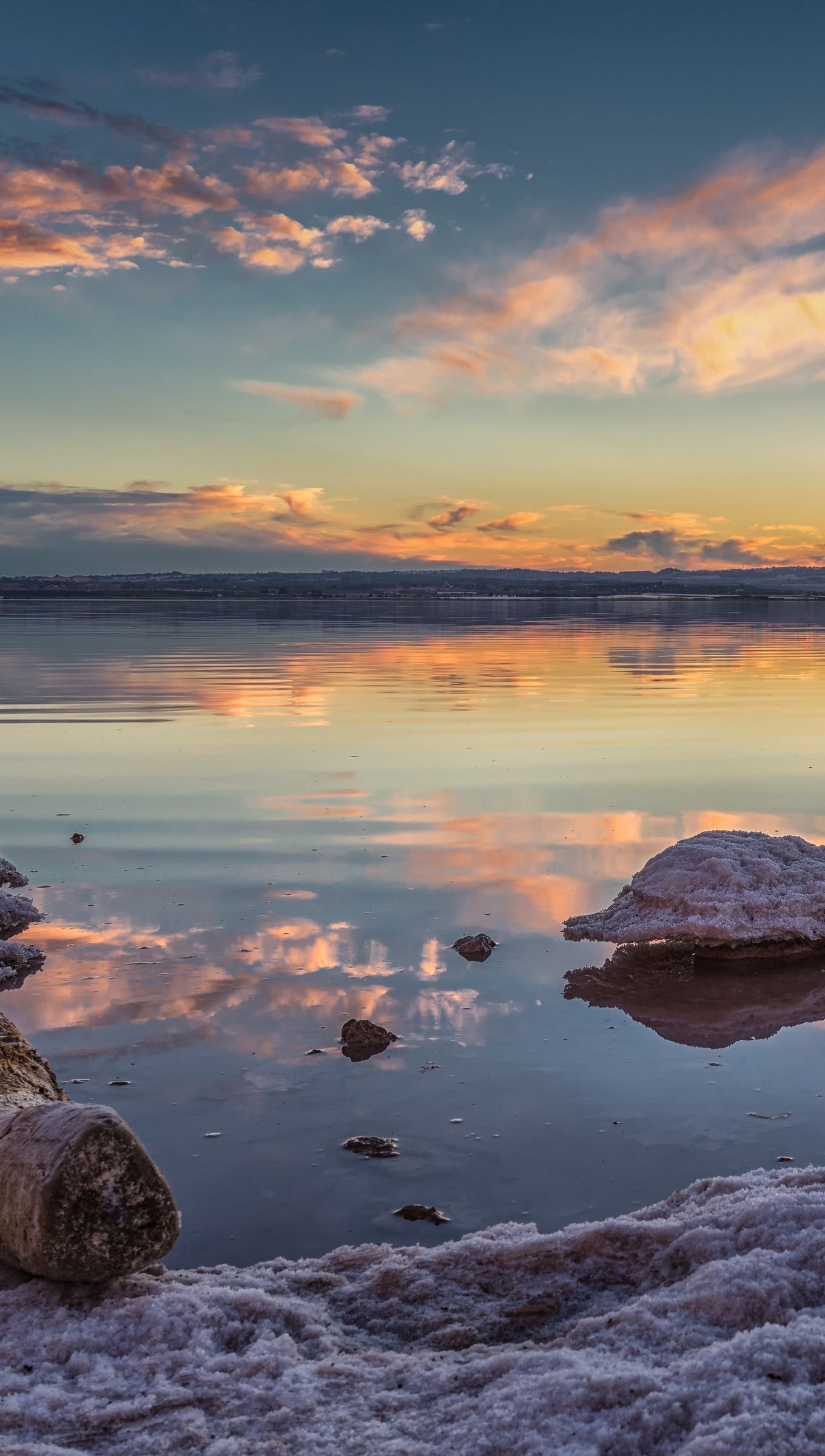 Reflejo del atardecer en lago