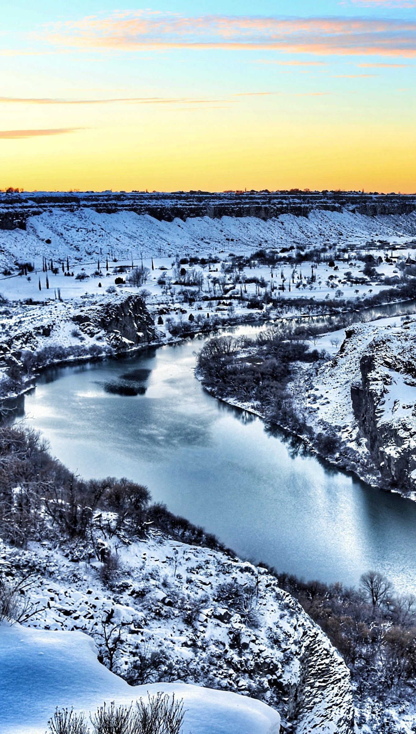 Rio congelado en el amanecer