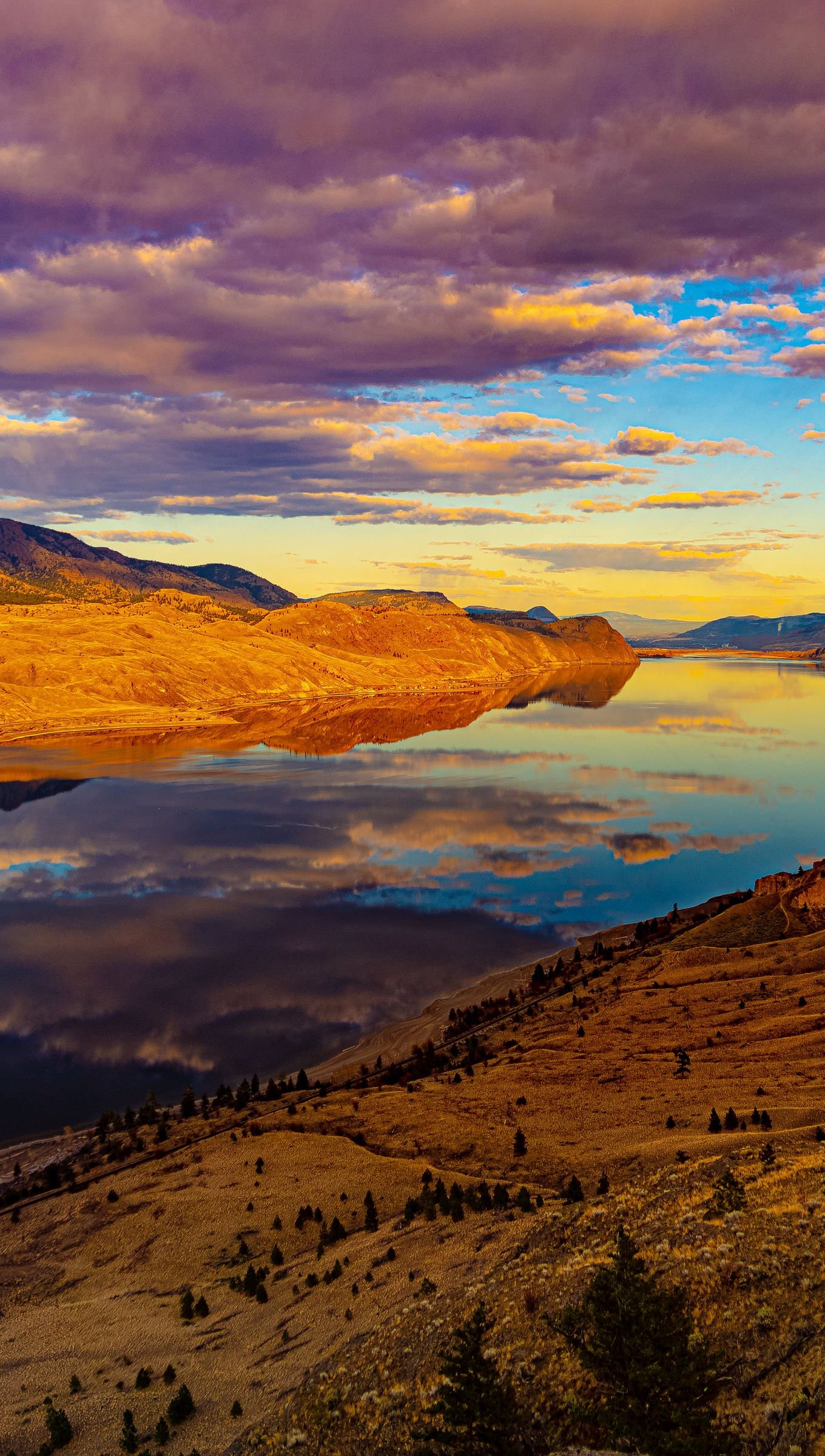 Rio en las montañas al atardecer