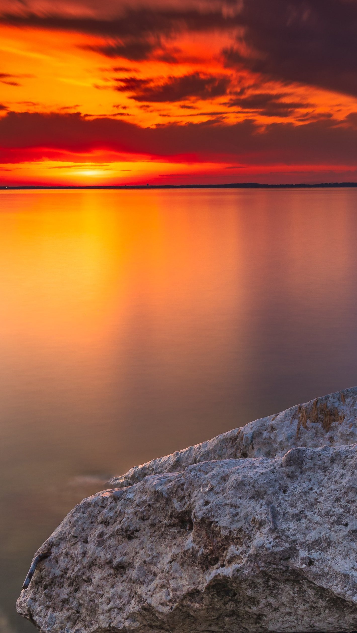 Rocas cerca del agua al atardecer