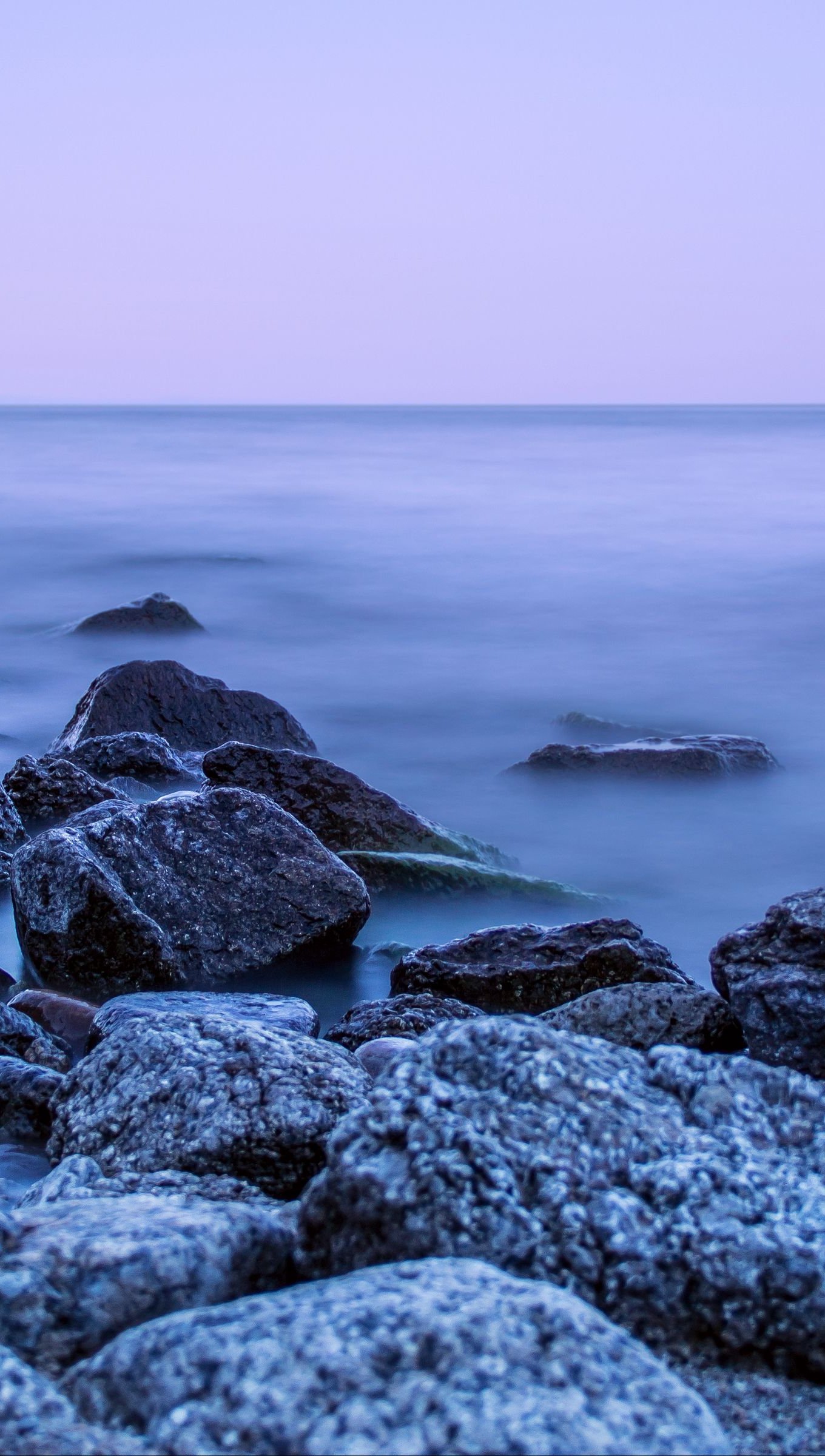 Rocas en el mar con niebla