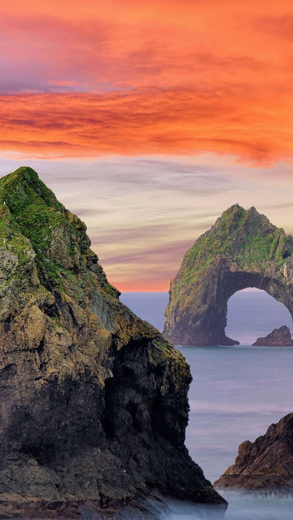 Rocas en medio del oceano al atardecer