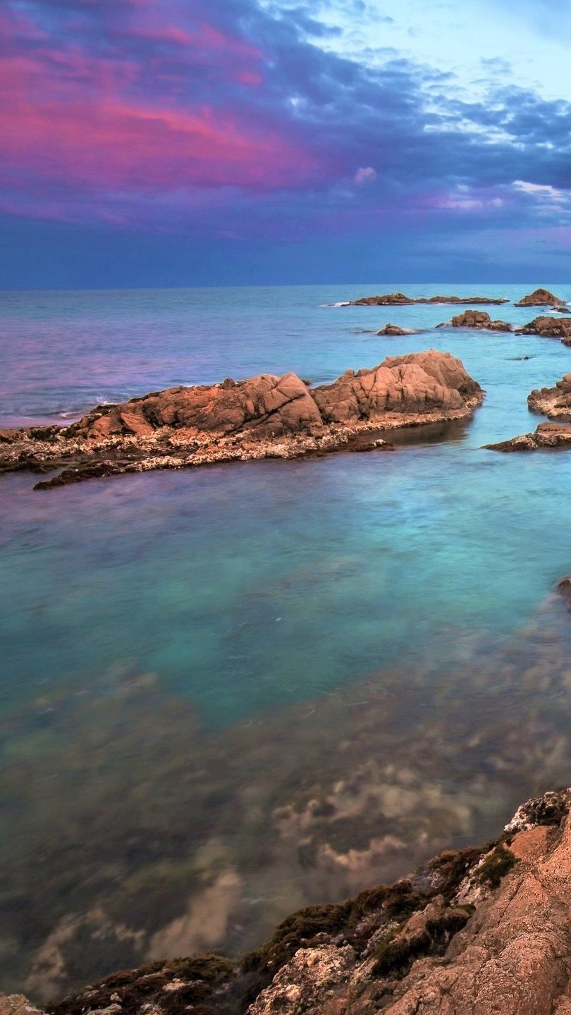 Rocas junto al oceano al atardecer