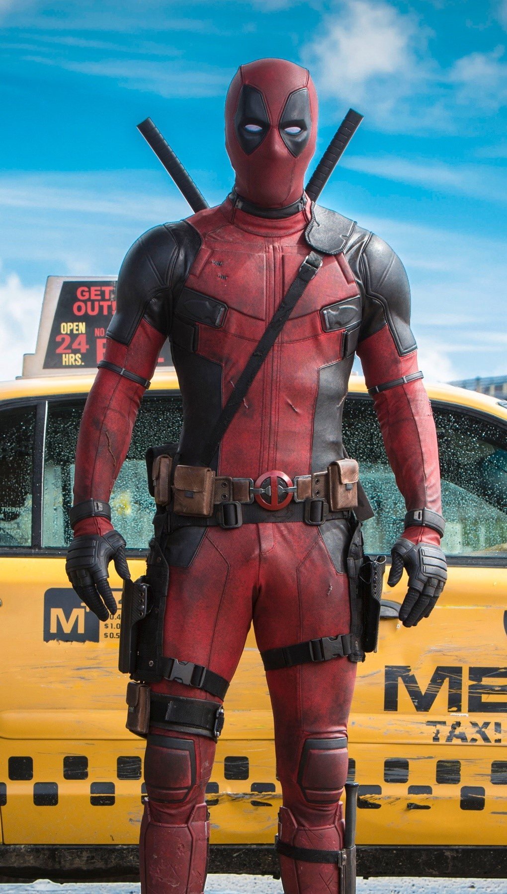 Ryan Reynolds como Deadpool delante de un taxi