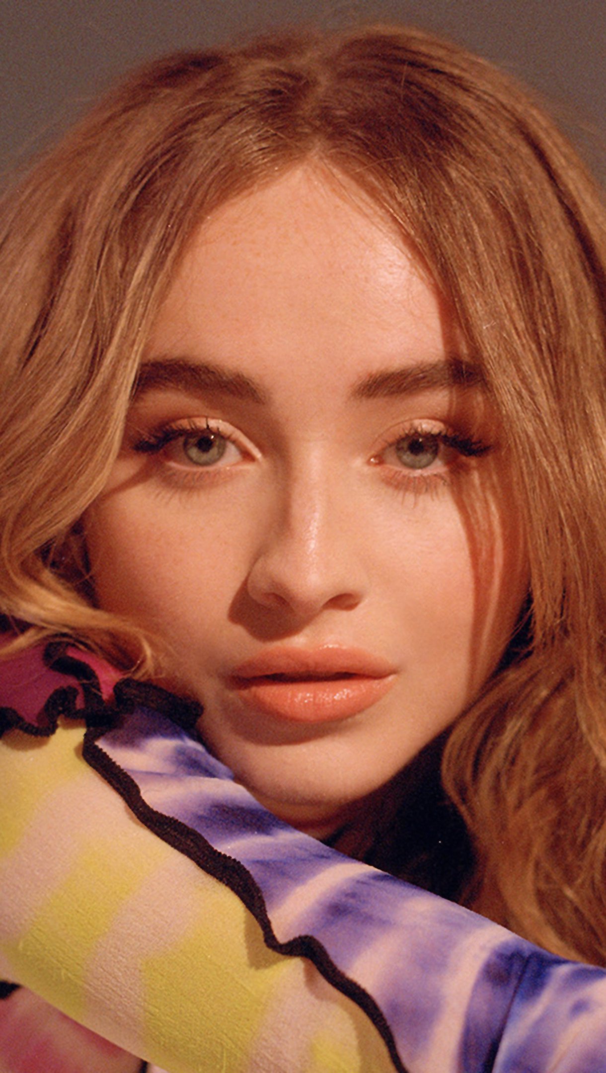 Sabrina Carpenter acostada