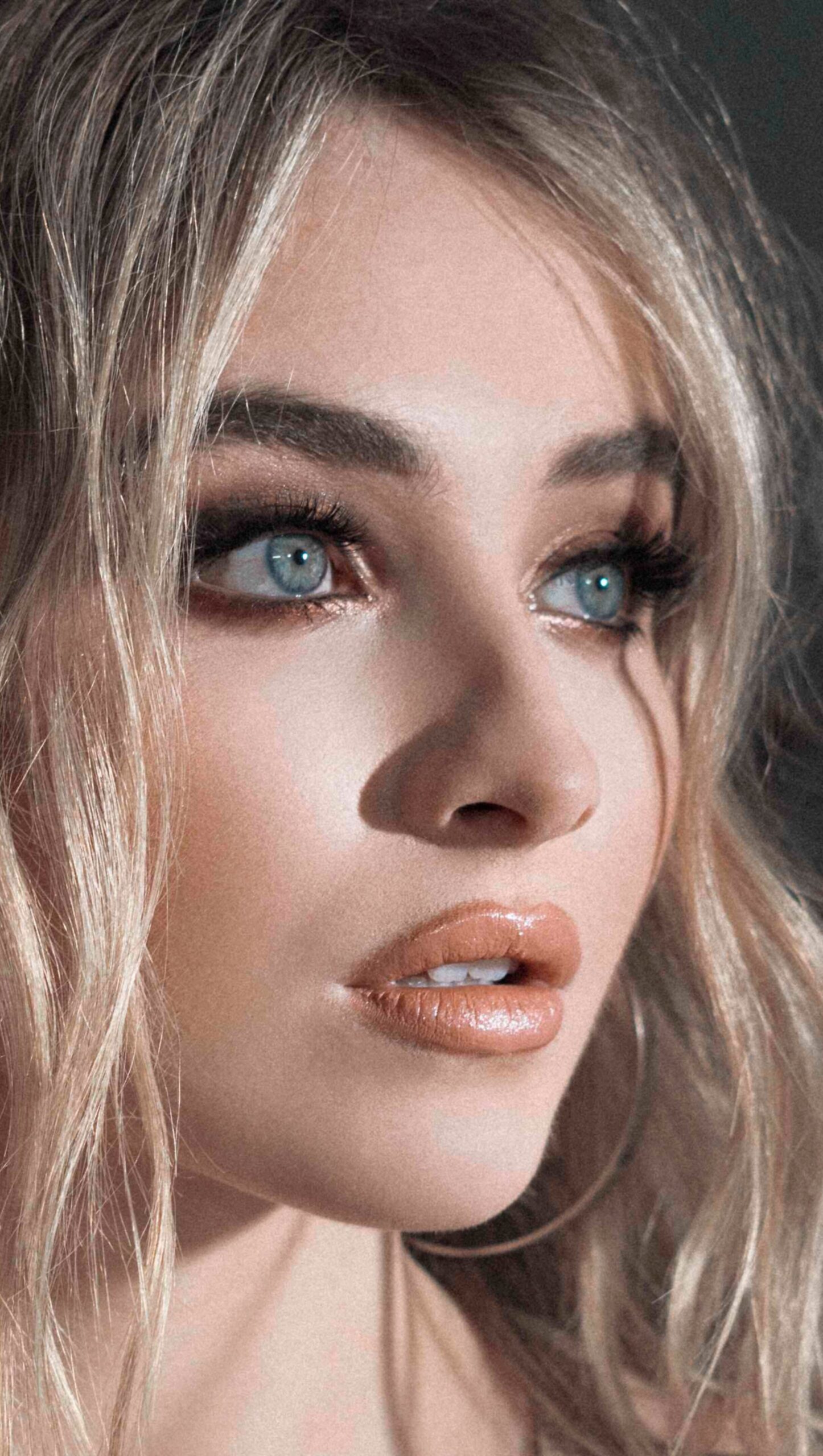 Sabrina Carpenter maquillaje dramatico