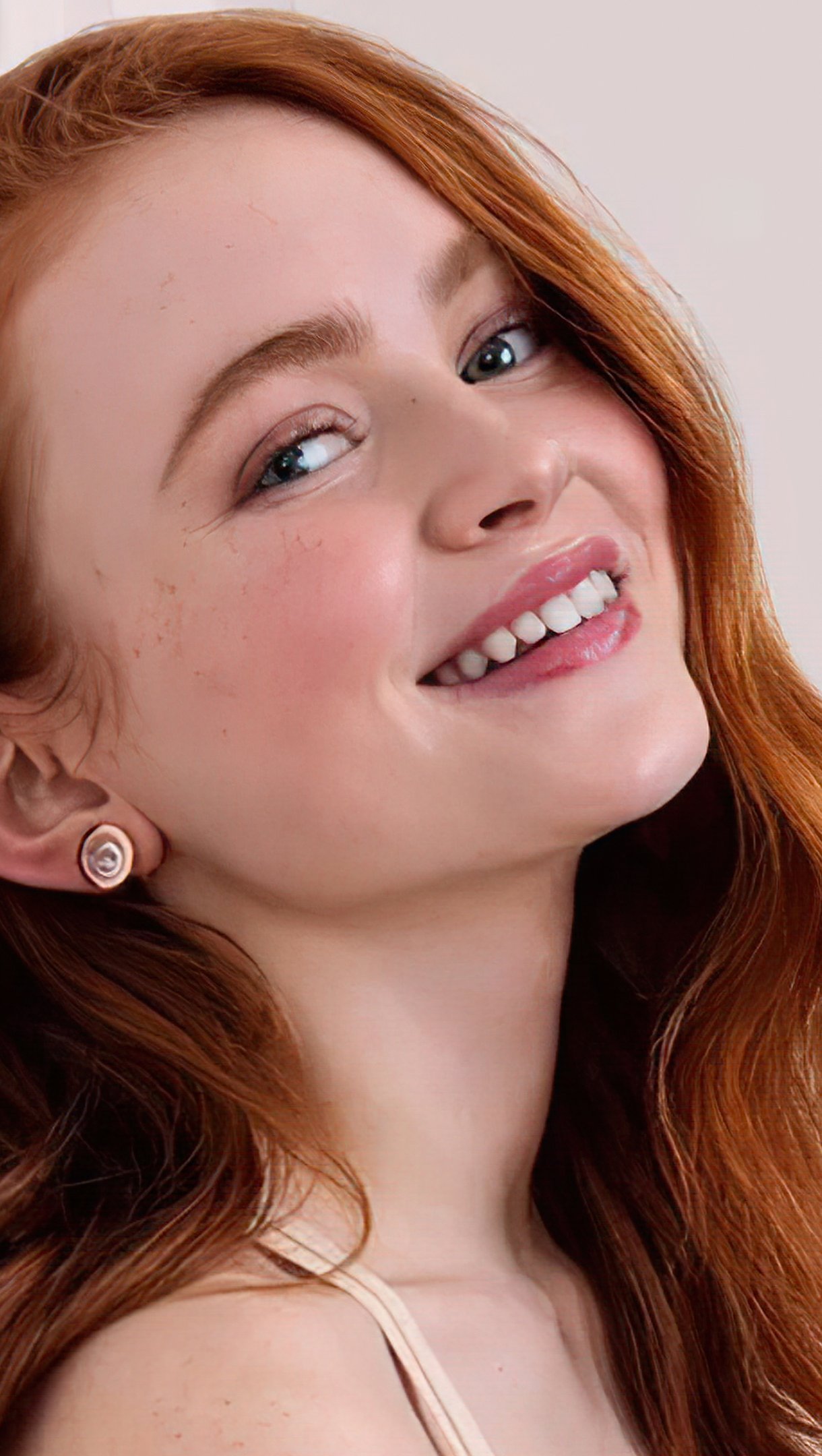 Sadie Sink sonriendo