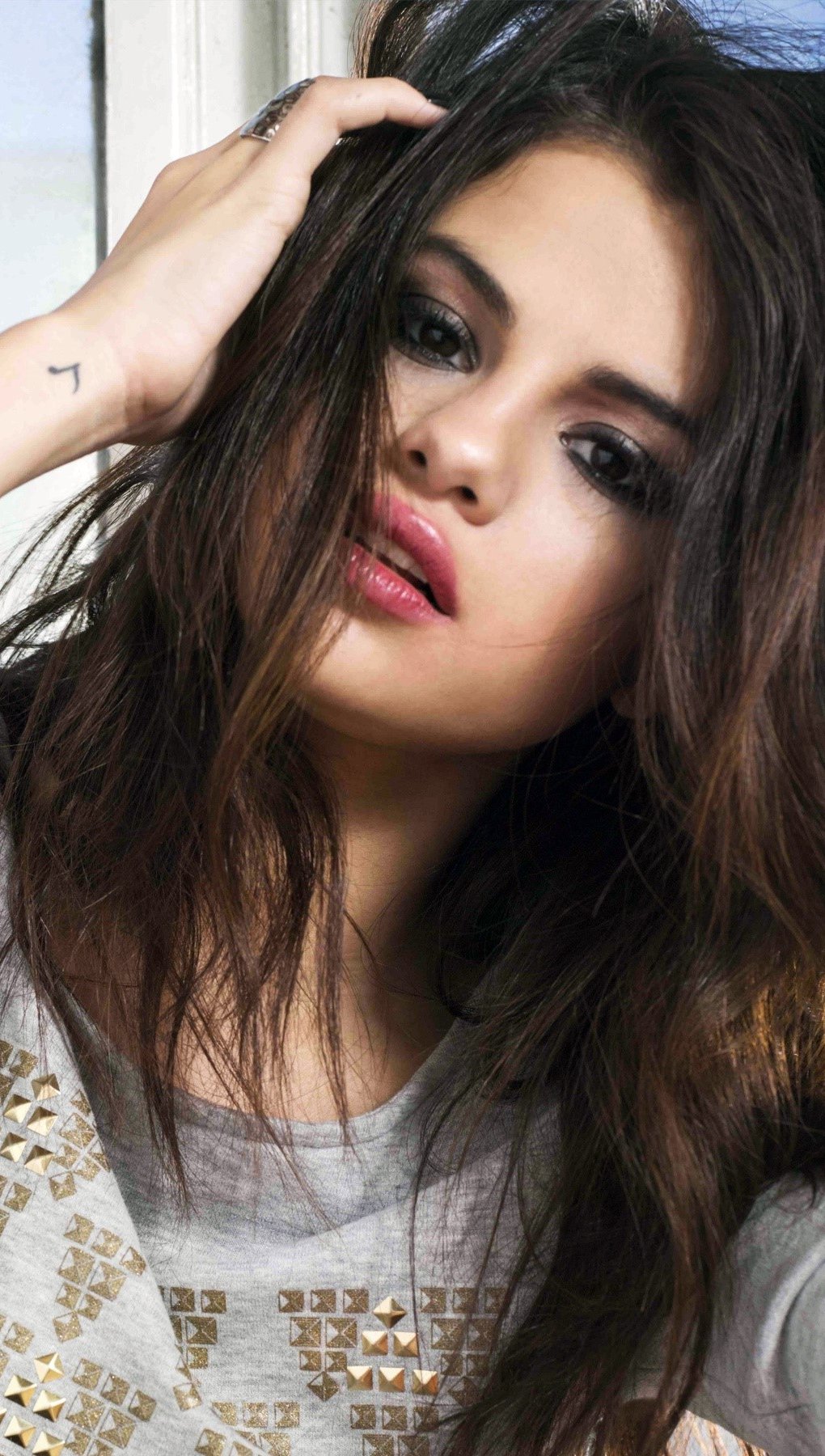 Selena Gomez agarrandose el cabello