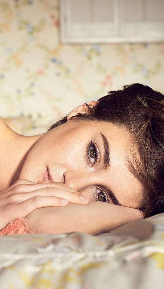 Shailene Woodley en una cama