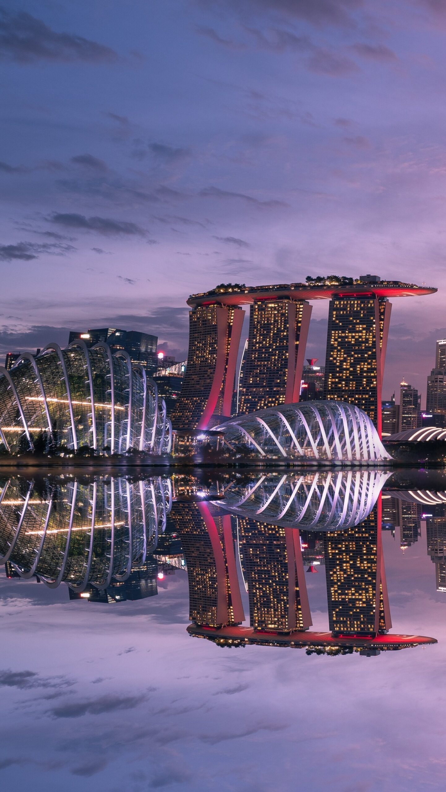 Singapur reflejado en el agua al atardecer