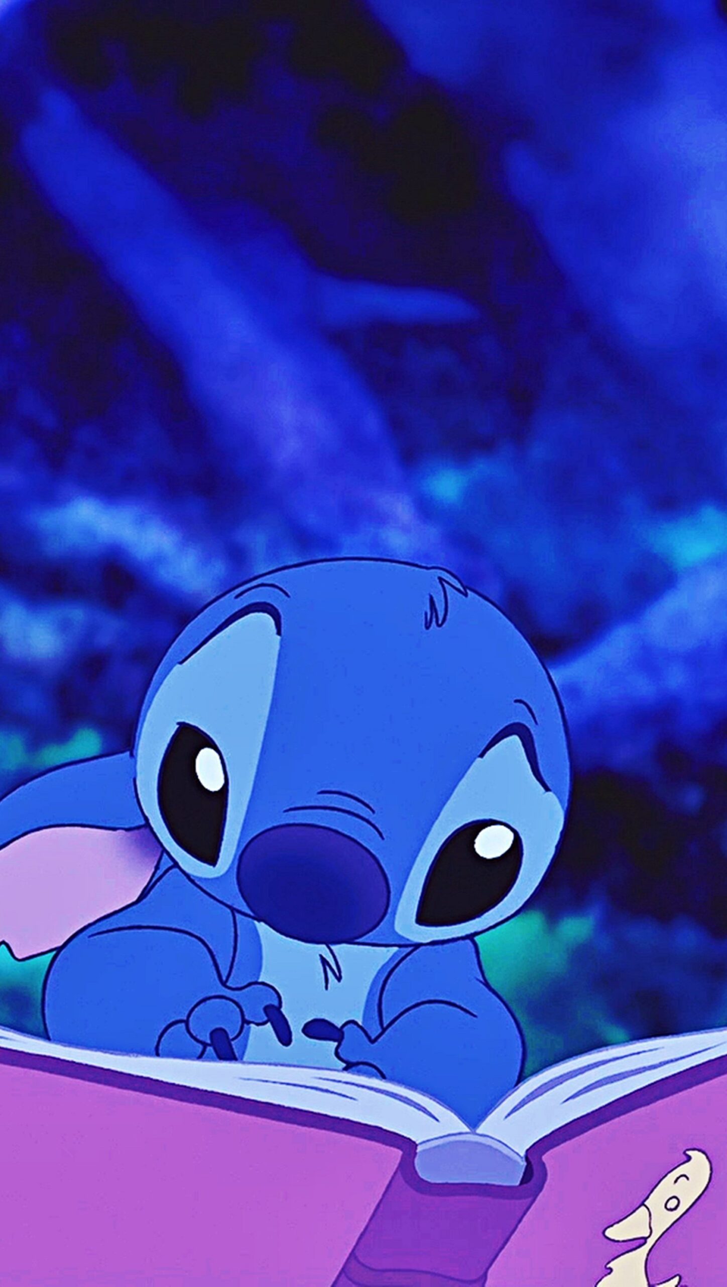 Stitch leyendo El Patito Feo