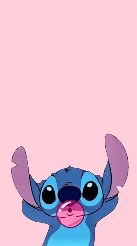 Stitch relajado comiendo chicle