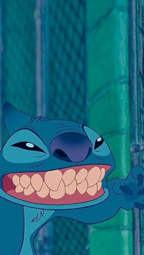 Stitch sonriendo de manera graciosa