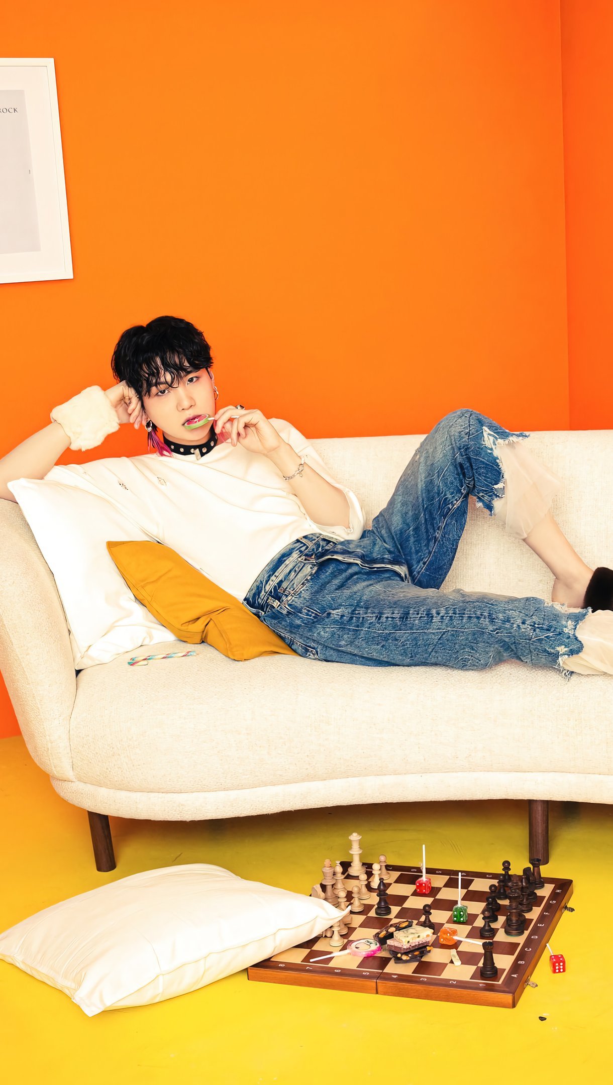 Suga de BTS recostado en sillón