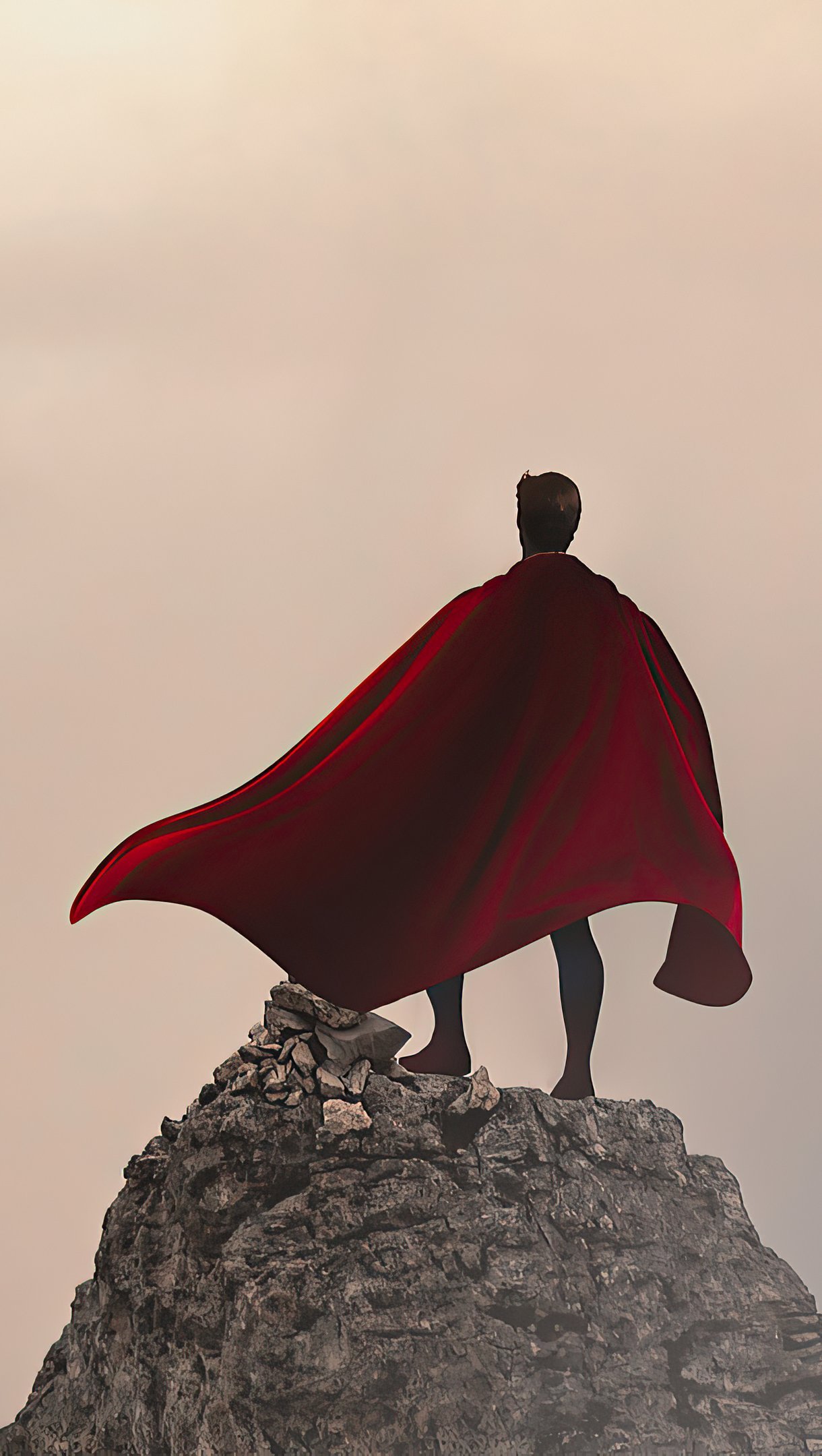 Superman sobre montaña frente a niebla