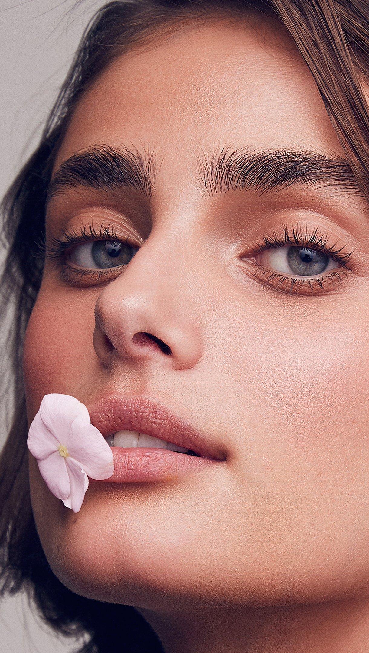 Taylor Hill con flor en los labios