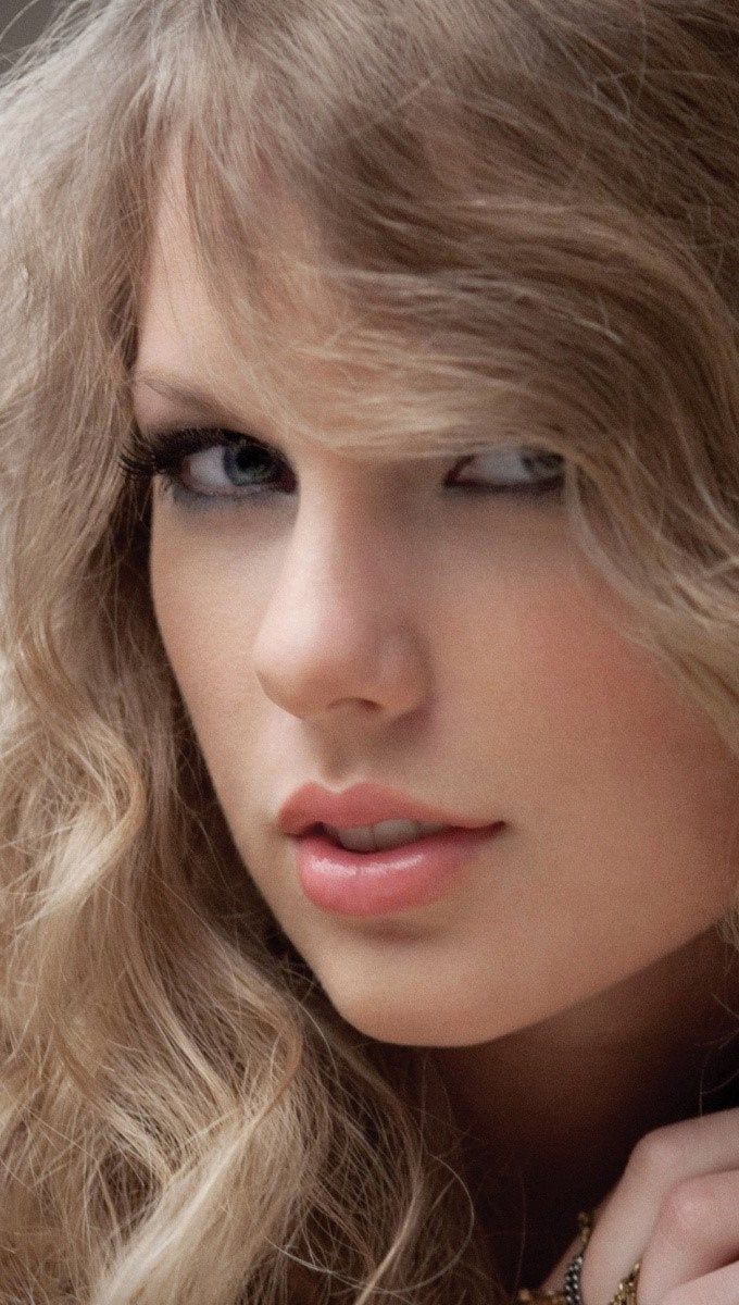 Taylor Swift con cabello rizado