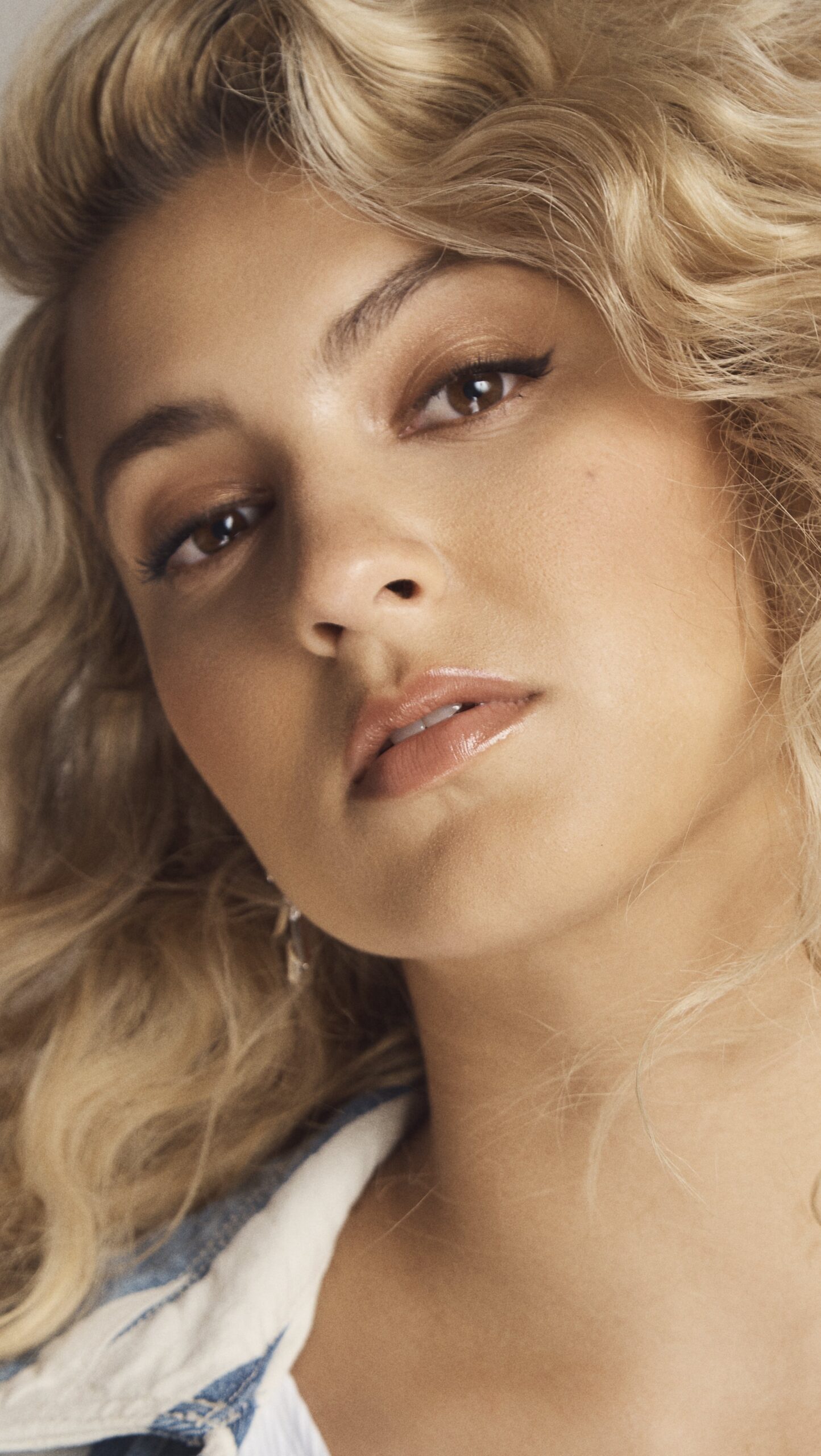 Tori Kelly cabello rizado