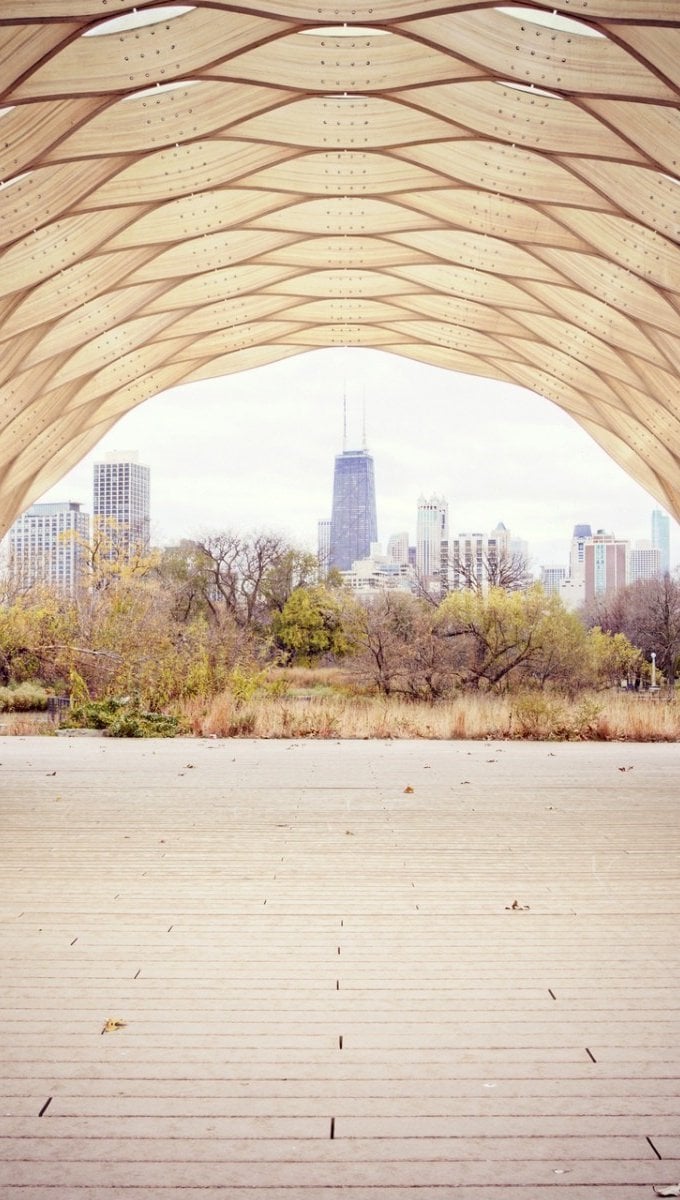 Tunel con bosque y ciudad