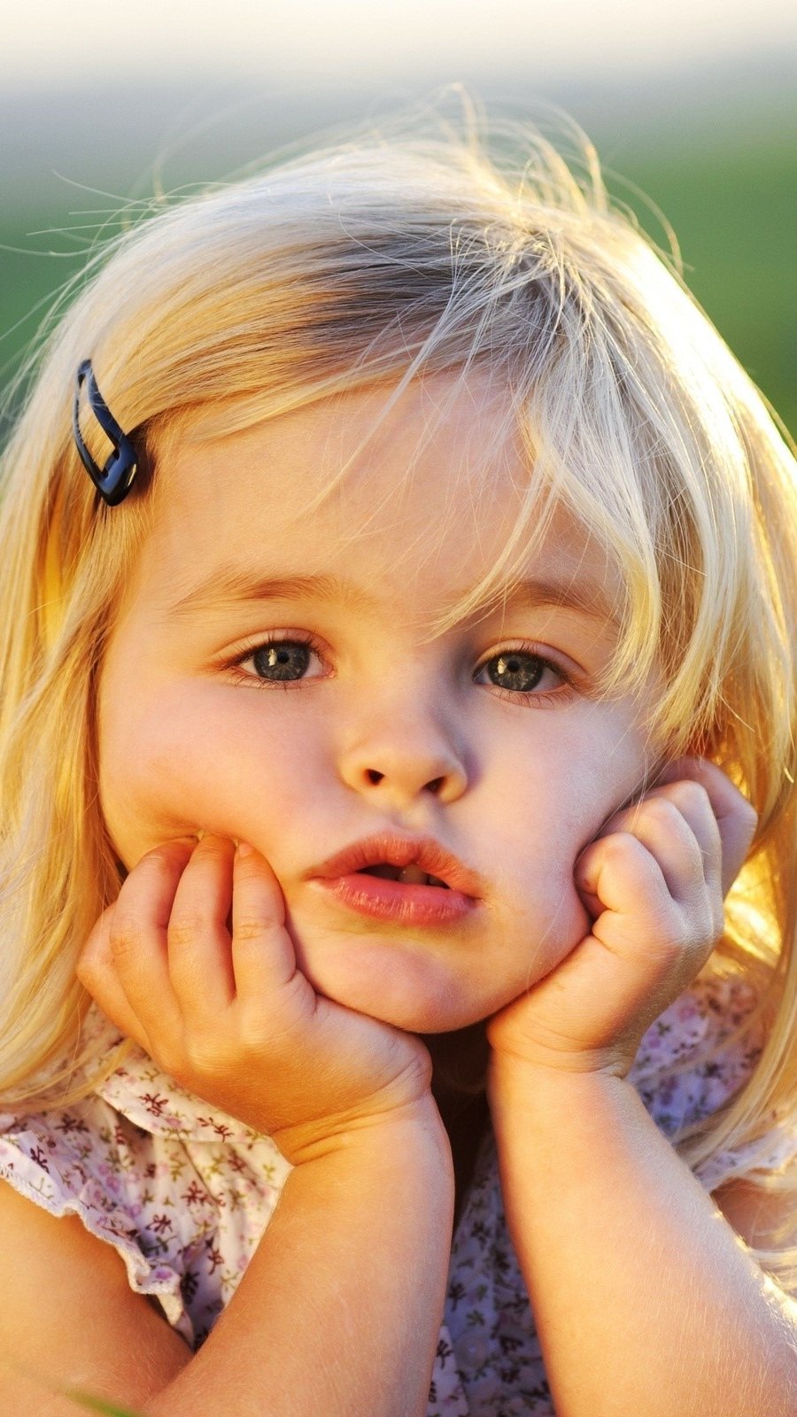 Una niña en el campo