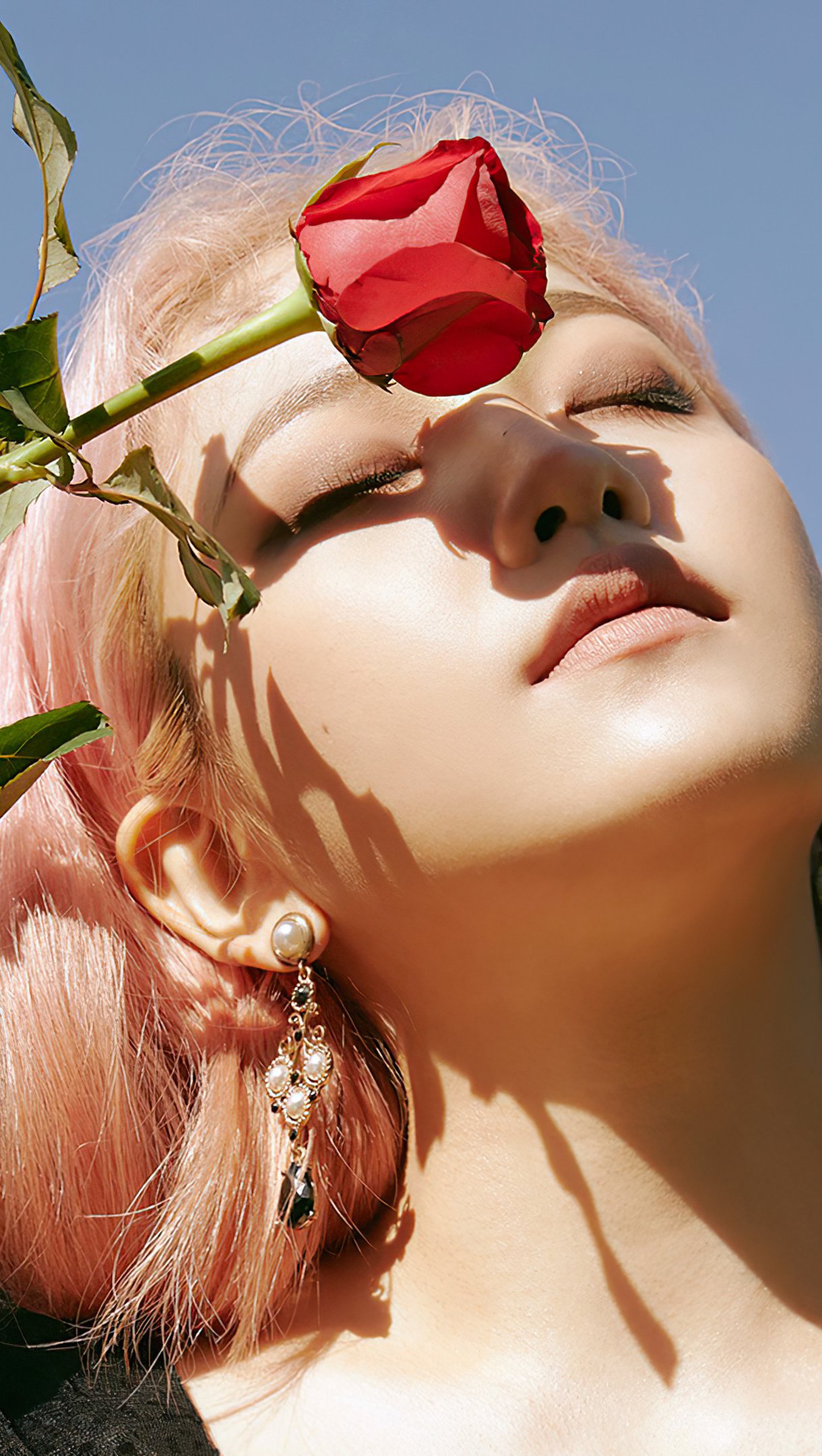 Yeri de Red Velvet con una rosa