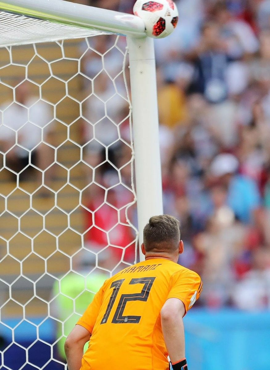 balón pegando en el arco